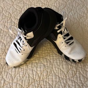 Under Armour gym shoes Sz 5.5 youth boys
